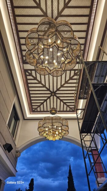 Luxurious Brass Chandelier In the shape of a flower – Moroccan Craftsmanship with Pre-Wired Assembly and Bulb – Stylish Indoor Illumination and Outdoor